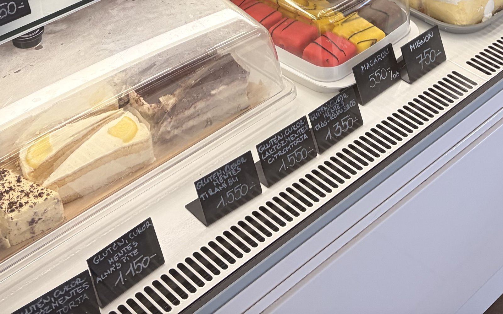 Gluténmentes és cukormentes sütemények táblái a vitrinben