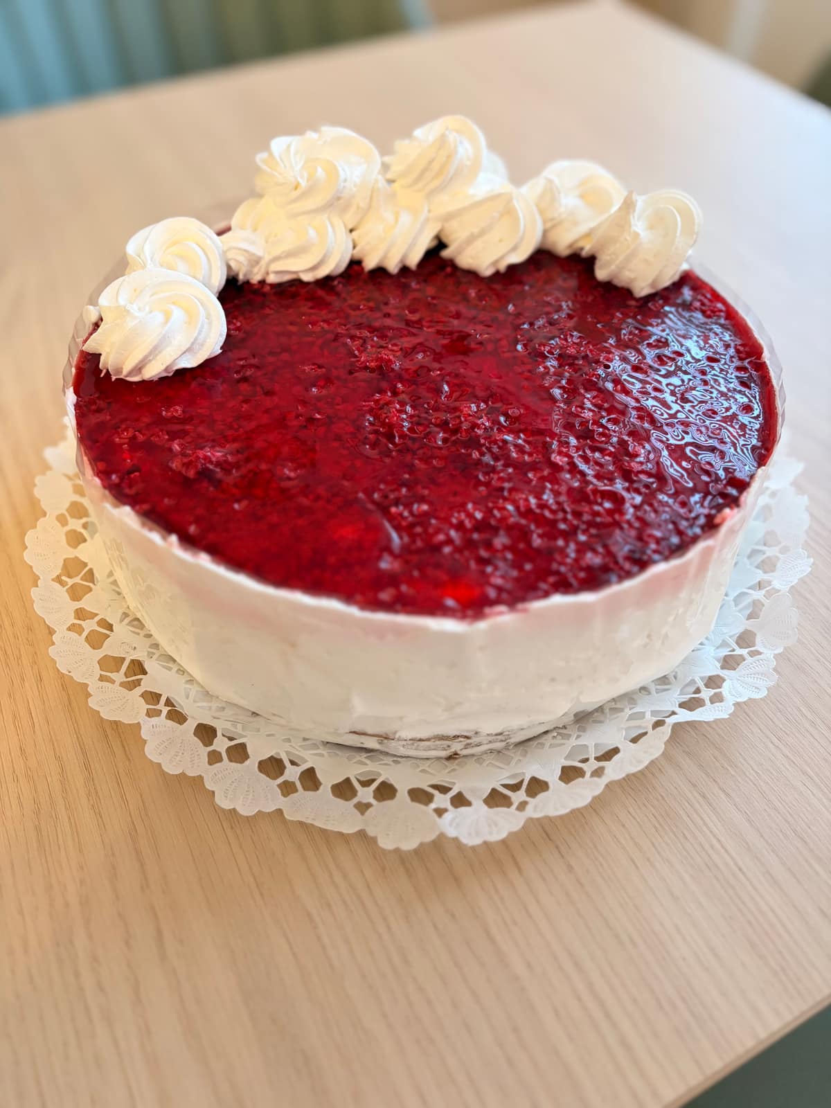 Málnás, tejszínhabos torta a cukrászda pultjából
